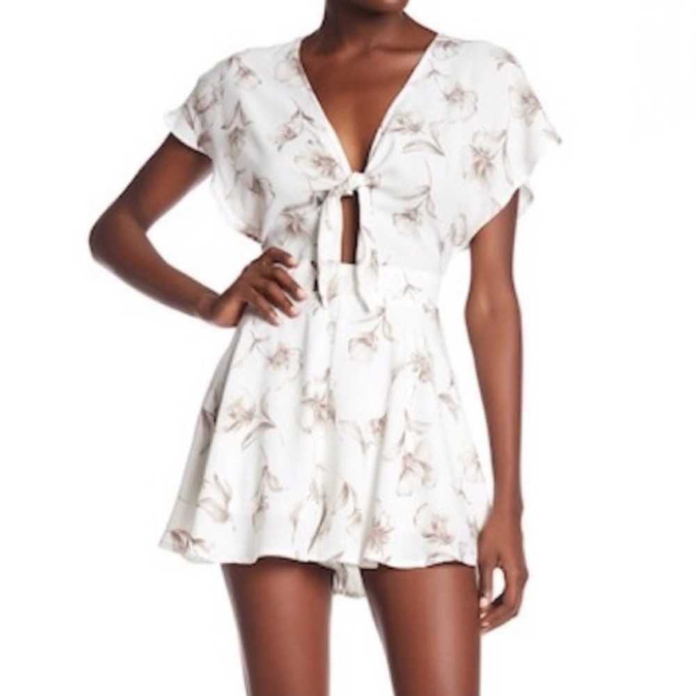 Sadie & Sage tie front romper size XS